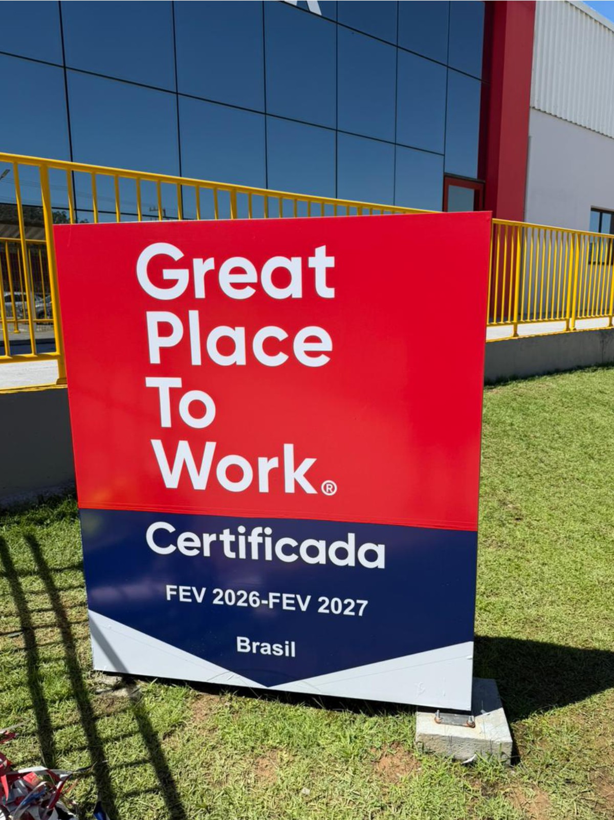 Placa adesivada Great Place To Work em ambiente externo