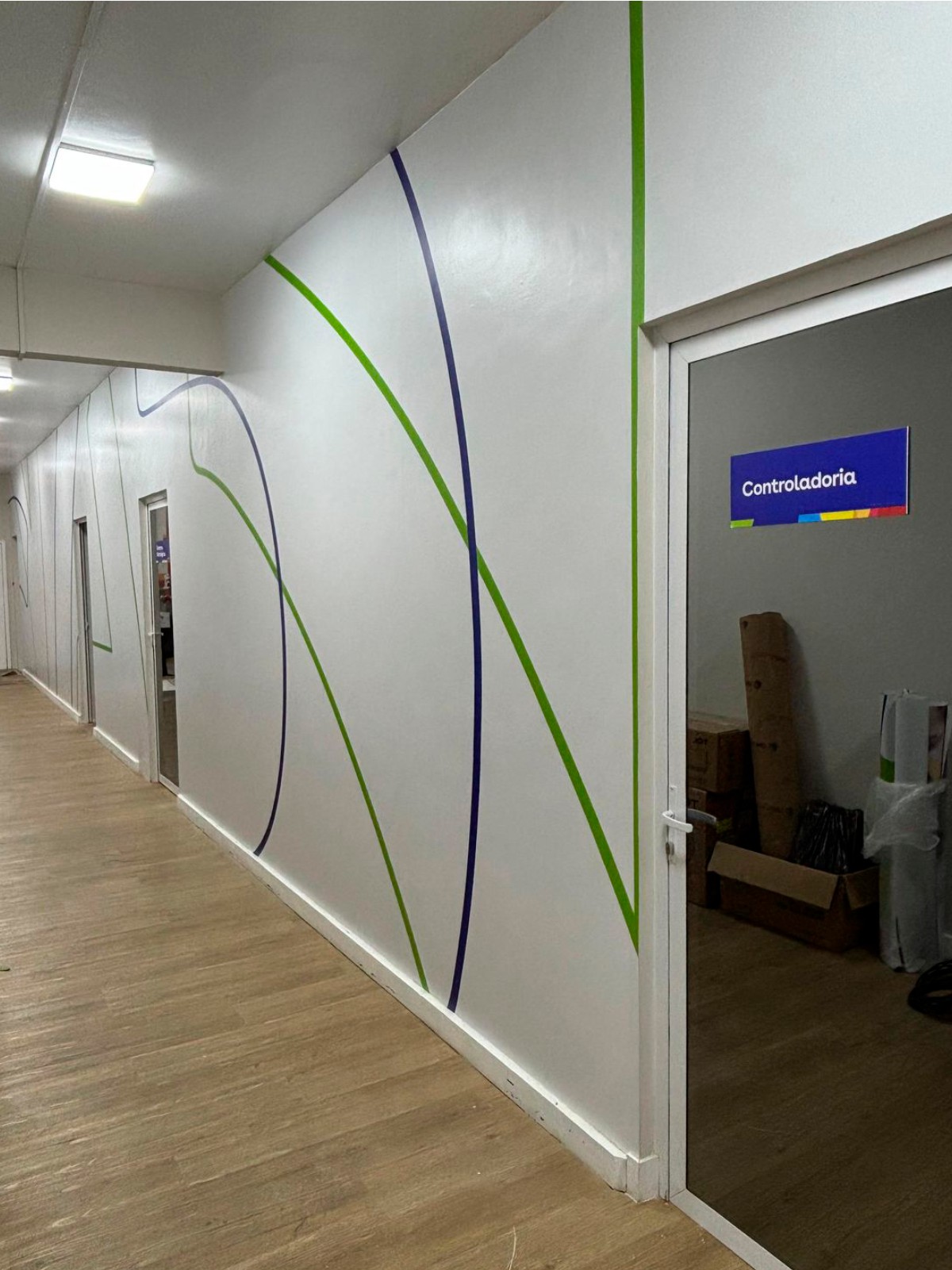 Ambientação de corredor corporativo com linhas adesivadas