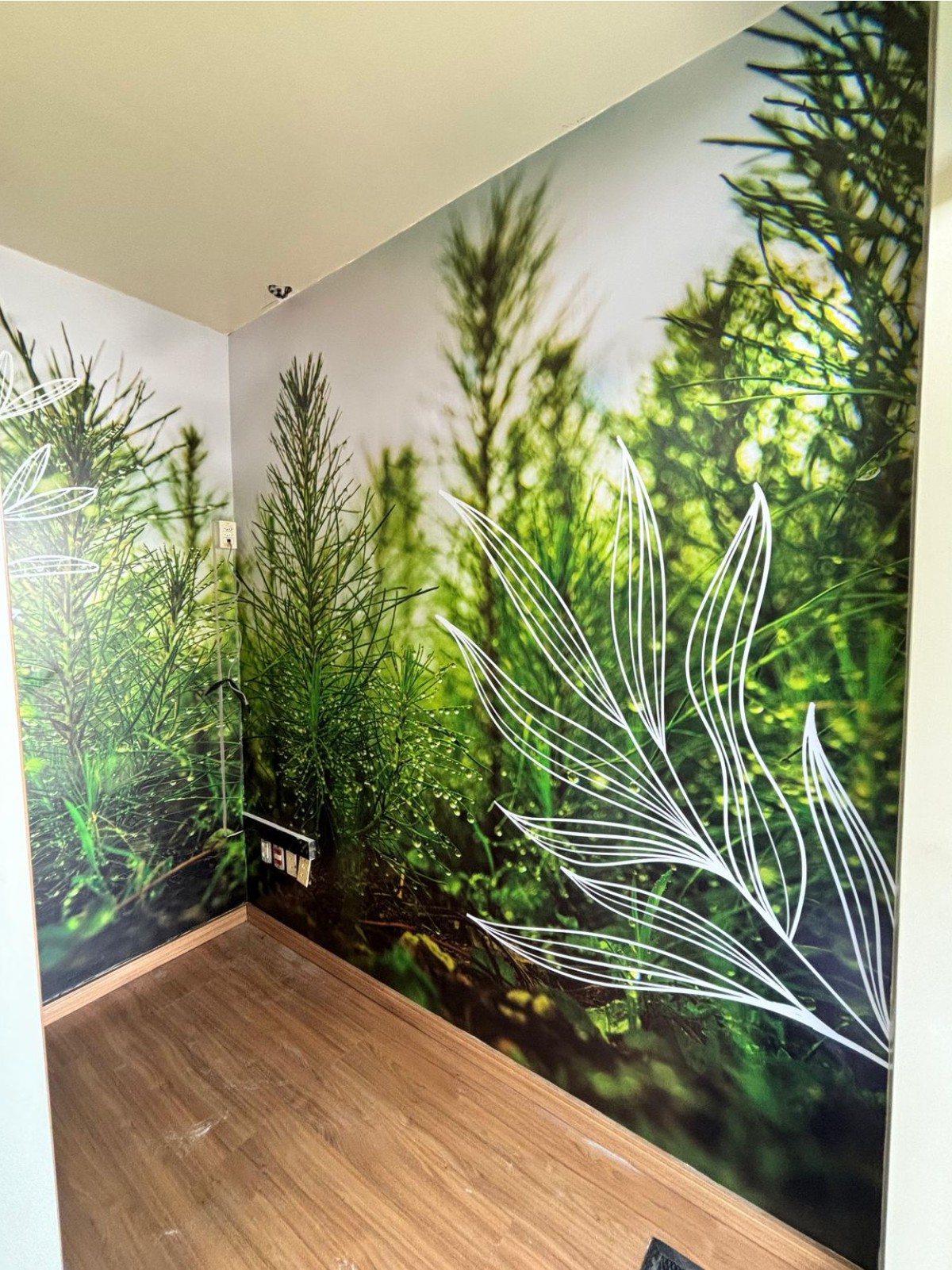 Ambientação de sala com papel de parede de natureza