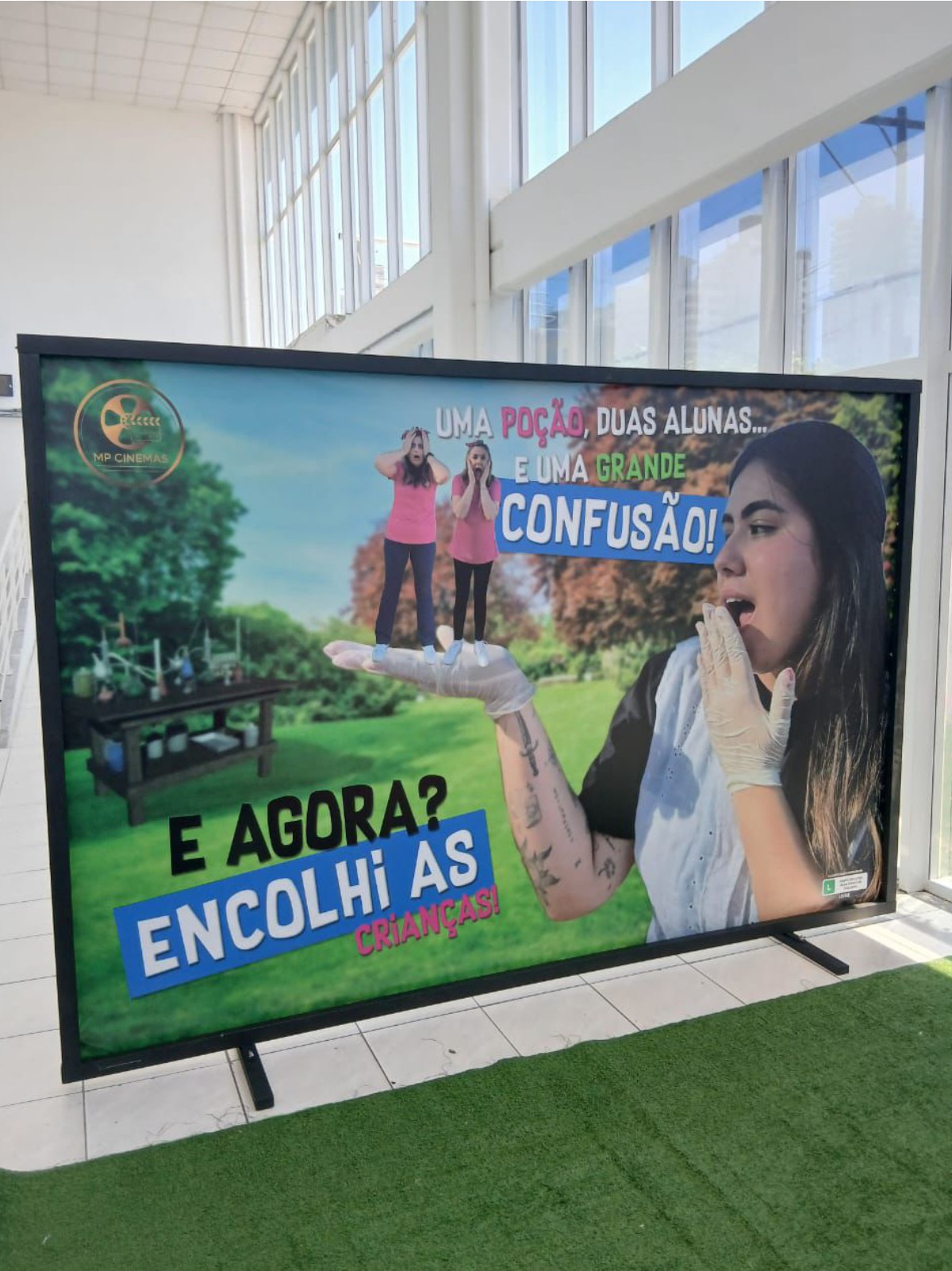 Backdrop publicitário de cinema em moldura