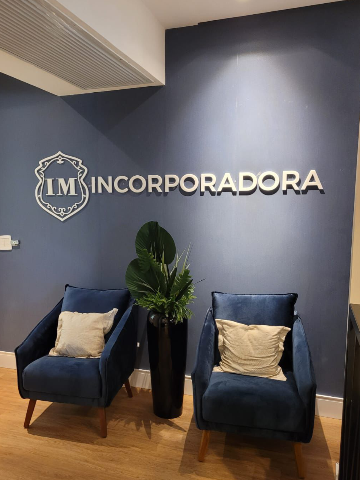 Letras caixa institucionais em recepção corporativa
