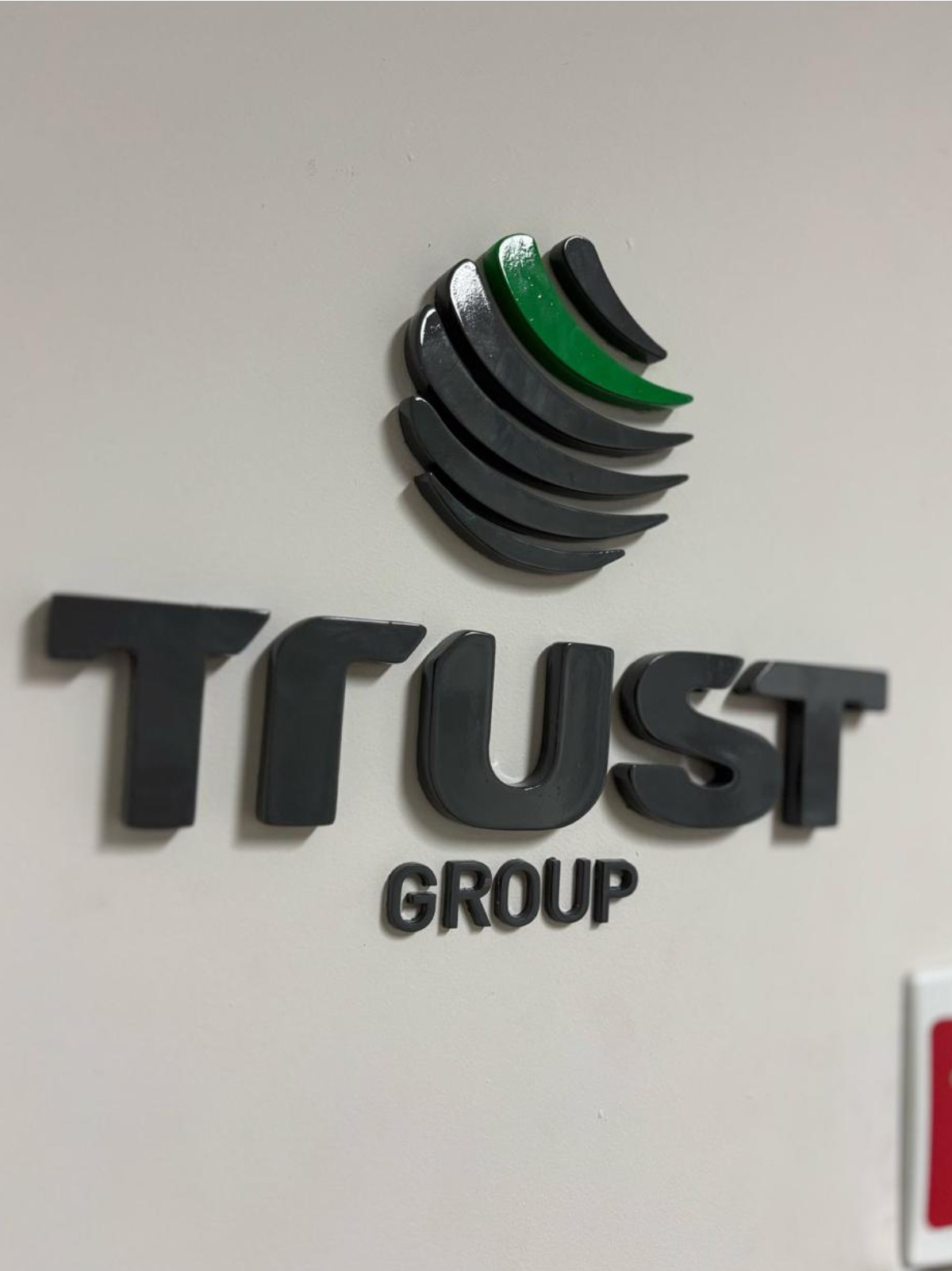Logotipo Trust Group em letras caixa 3D