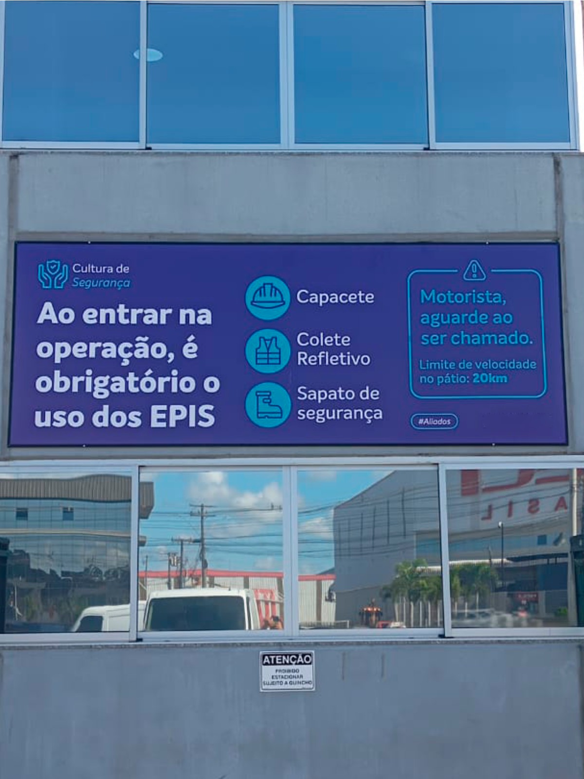 Lona de fachada com orientações de segurança