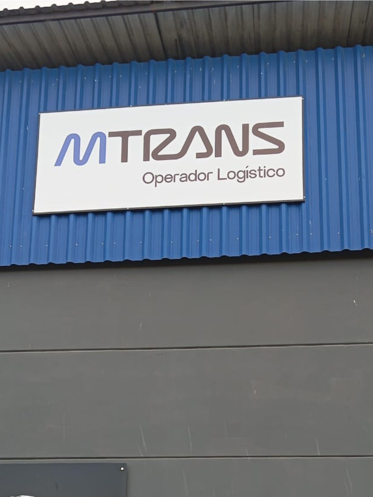 Placa em lona para operador logístico