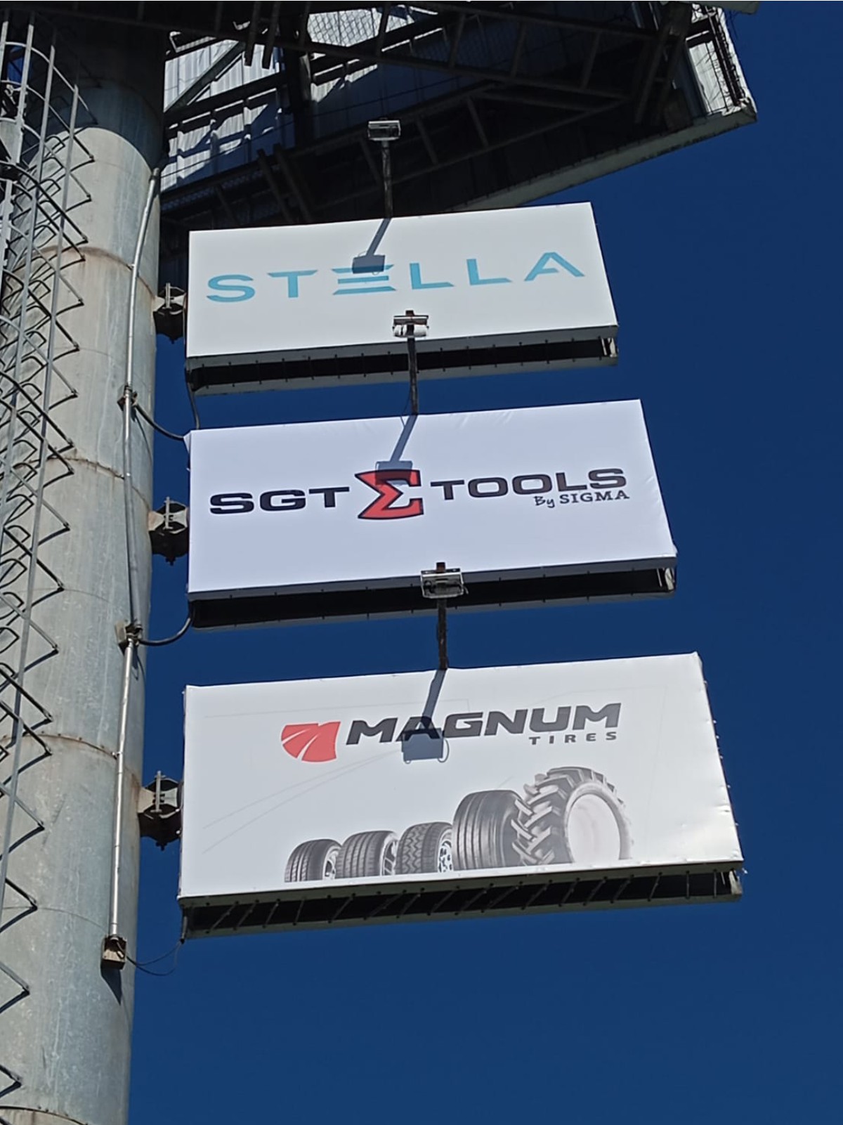 Banners de patrocinadores em torre de evento