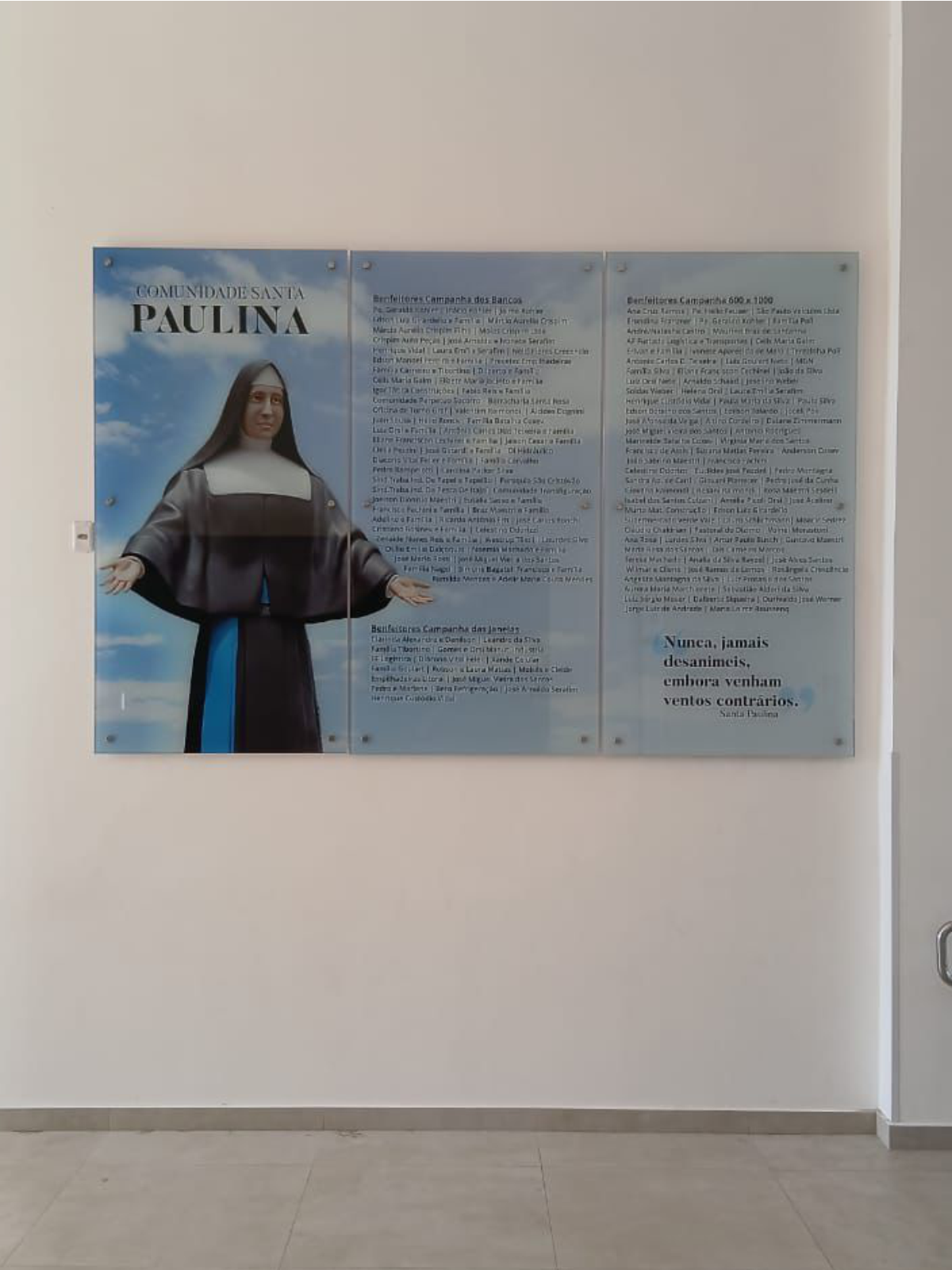 Placa em acrílico com texto institucional e foto